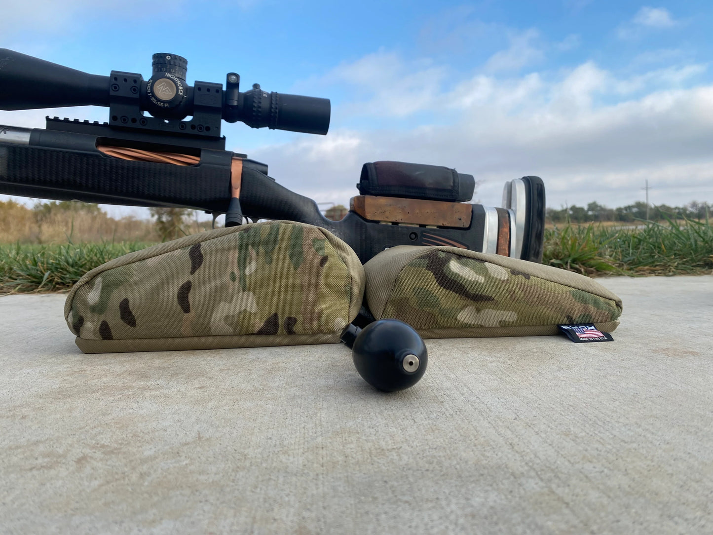 Remplissez mon profil aérodynamique avec un support de remplissage dans un sac en tissu microfibre à fermeture éclair (pas pour Endgame, il est déjà rempli)